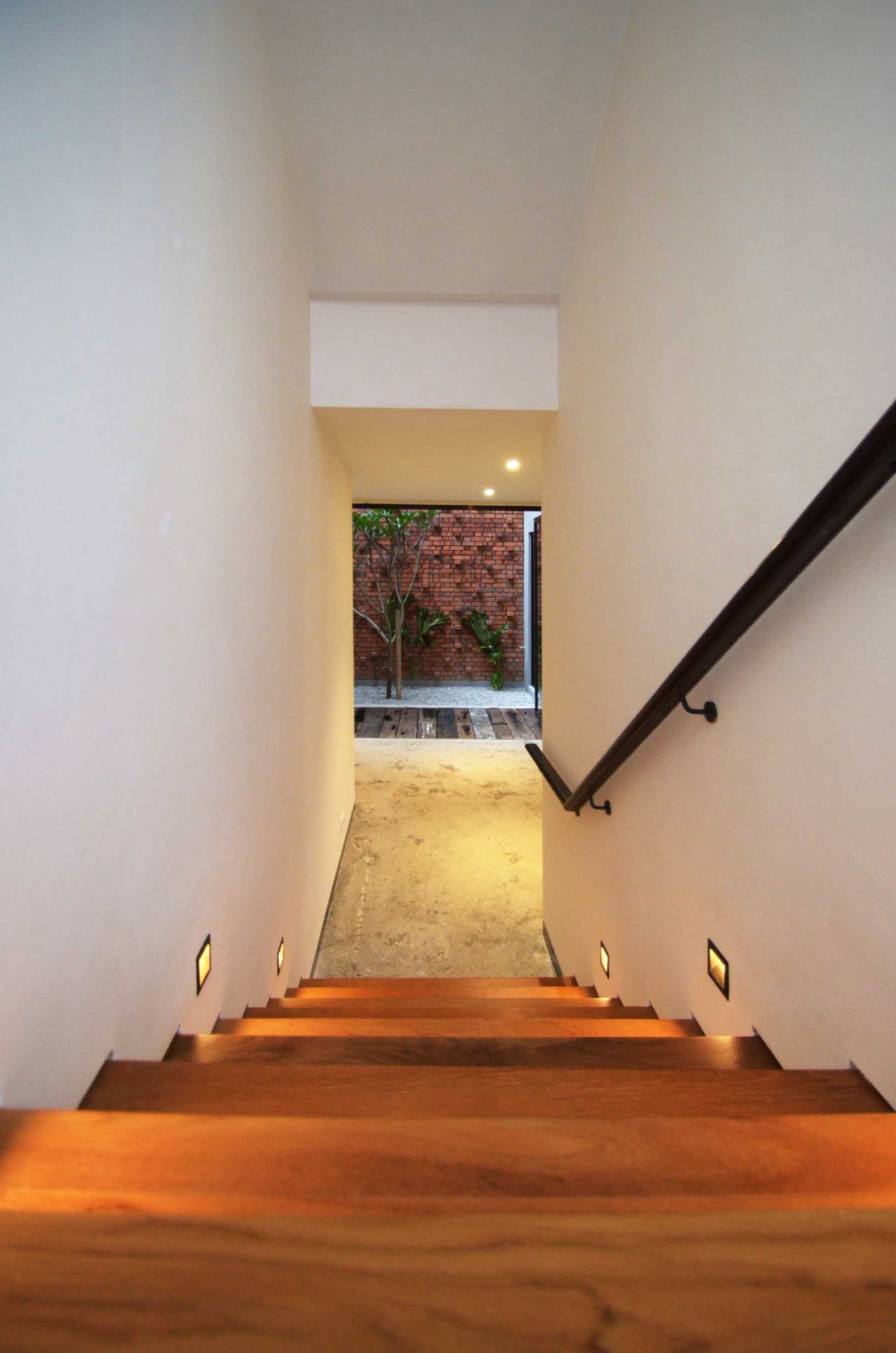 Zen Courtyard house - from the stairs