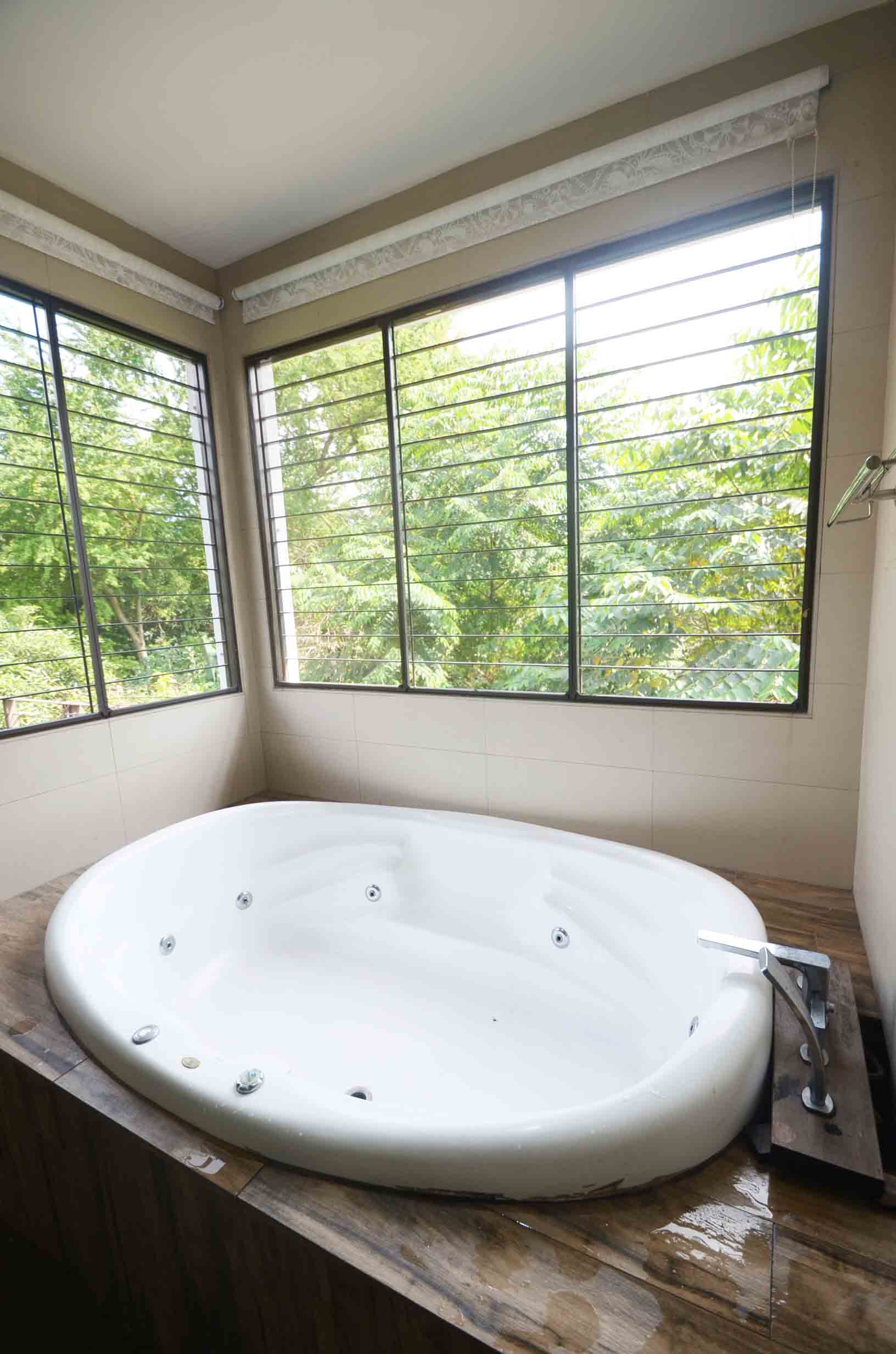 whirpool bathtub